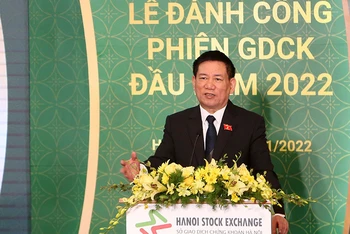 Bộ trưởng Tài chính Hồ Đức Phớc phát biểu tại Lễ đánh cồng khai trương phiên giao dịch chứng khoán đầu năm 2022. (Ảnh: HNX)