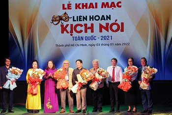Ban tổ chức tặng hoa các thành viên Hội đồng nghệ thuật.