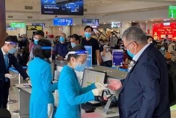 Cục Hàng không Việt Nam yêu cầu tổ chức xét nghiệm SARS-CoV-2 nhanh chóng, không để ùn tắc hành khách tại nhà ga sân bay. (Ảnh: Cục Hàng không Việt Nam)