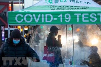 Người dân tự lấy mẫu xét nghiệm Covid-19 tại New York, Mỹ, ngày 17/12/2021. (Ảnh: THX/TTXVN).