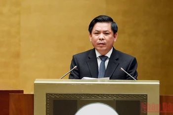 Bộ trưởng Giao thông vận tải Nguyễn Văn Thể trình bày Tờ trình về chủ trương đầu tư dự án xây dựng công trình đường bộ cao tốc bắc-nam phía đông, giai đoạn 2021-2025. (Ảnh: DUY LINH)