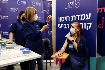 Nhân viên y tế tiêm mũi vaccine ngừa Covid-19 thứ tư trong cuộc thử nghiệm tại Israel, ngày 27/12/2021. (Ảnh: Reuters)
