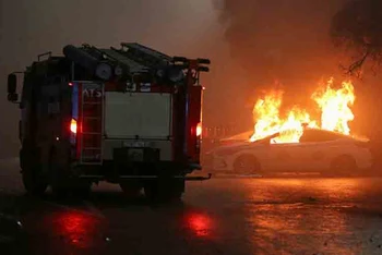 Xe cảnh sát bốc cháy trong cuộc biểu tình tại Almaty, Kazakhstan, ngày 5/1. (Ảnh: Reuters)