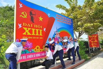 Các chiến sĩ Vùng 2 Hải quân trang trí, tuyên truyền về Đại hội XIII của Đảng.