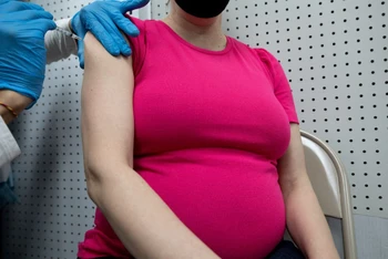 Một phụ nữ mang thai được tiêm vaccine ngừa Covid-19 tại tại Pennsylvania, Mỹ. Ảnh: Reuters.