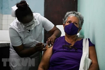 Nhân viên y tế tiêm vaccine phòng Covid-19 cho người dân tại La Habana, Cuba. (Ảnh: AFP/TTXVN)