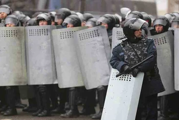 Lực lượng thực thi pháp luật Kazakhstan phong tỏa một tuyến phố tại Almaty, ngày 5/1. (Ảnh: Reuters)