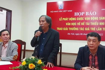 Ban Chấp hành Hội Nhà văn Việt Nam trao đổi tại buổi họp báo.