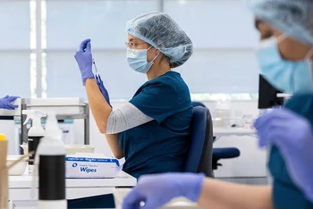 Nhân viên y tế của một trung tâm tiêm chủng tại Sydney, Australia, chuẩn bị mũi tiêm ngừa Covid-19. (Ảnh: Reuters)