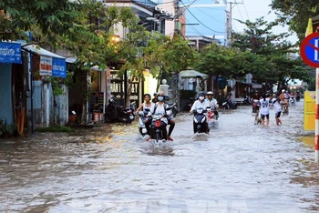Đường Nguyễn Thị Minh Khai, phường 1, thành phố Vĩnh Long bị ngập do triều cường. (Ảnh: TTXVN)