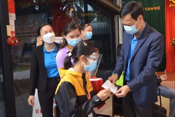 Trao quà động viên người lao động bị ảnh hưởng của Covid-19 tại Khu công nghiệp Nguyễn Đức Cảnh (thành phố Thái Bình).