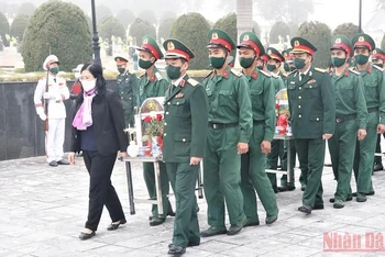 Cán bộ, nhân dân Điện Biên tổ chức an táng hài cốt các liệt sĩ tại Nghĩa trang liệt sĩ Tông Khao.