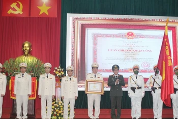 Thừa ủy quyền của Chủ tịch nước, Trung tướng Lương Tam Quang, Ủy viên Trung ương Đảng, Thứ trưởng Công an trao Huân chương Quân công hạng Nhất cho Công an tỉnh Hà Nam.