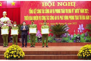 Chủ tịch UBND tỉnh Thái Bình Nguyễn Khắc Thận trao Bằng khen cho lực lượng phá đường dây đánh bạc hơn 8.400 tỷ đồng.