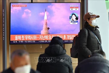 Người dân theo dõi qua truyền hình ở nhà ga Seoul (Hàn Quốc) về vụ phóng vật thể được cho là tên lửa đạn đạo của Triều Tiên, ngày 5/1/2022. (Ảnh: AFP/TTXVN)