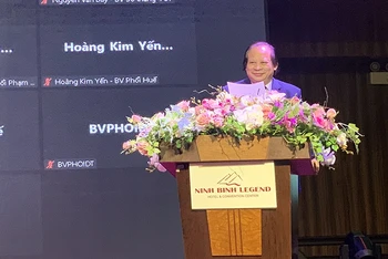 PGS, TS Nguyễn Viết Nhung, Giám đốc Bệnh viện Phổi Trung ương phát biểu tại hội nghị. 