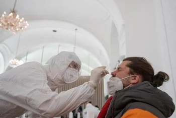 Nhân viên y tế lấy mẫu xét nghiệm Covid-19 tại Schoenbrunn (Áo). (Ảnh: AFP/TTXVN)
