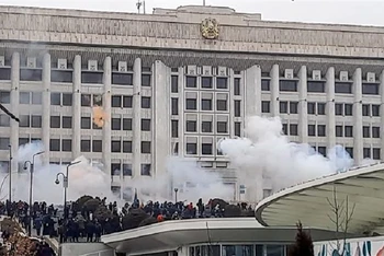 Những người biểu tình quá khích tập trung bên ngoài tòa nhà chính quyền thành phố Almaty (Kazakhstan), ngày 5/1/2022. (Ảnh: AFP/TTXVN)