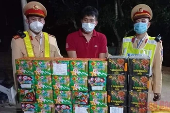 Đối tượng Nguyễn Đăng Chung vận chuyển 70kg pháo hoa nổ trái phép bị bắt giữ.