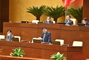 Bộ trưởng Kế hoạch và Đầu tư Nguyễn Chí Dũng giải trình, làm rõ một số vấn đề đại biểu Quốc hội quan tâm. (Ảnh: KHOA LINH)