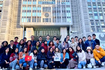 Các học viên JDS khóa 21 chụp ảnh lưu niệm tại Tokyo sau 14 ngày cách ly theo quy định. (Ảnh Cơ quan Hợp tác quốc tế Nhật Bản (JICA) tại Việt Nam cung cấp)