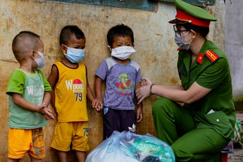 Chiến sĩ công an tỉnh Đồng Nai tặng quà cho trẻ em ở thành phố Long Khánh. (Ảnh: Thiên Vương)