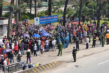 Lực lượng chức năng vận động người dân trở lại bên trong Công ty TNHH Pouchen Việt Nam.