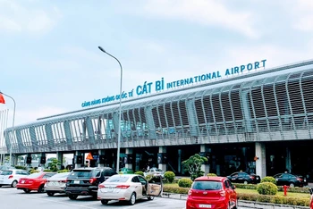 Hành khách nhập cảnh vào Việt Nam qua Cảng hàng không quốc tế Cát Bi phải được kiểm soát dịch bệnh nghiêm ngặt.
