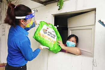 Tình nguyện viên trao “Túi an sinh” hỗ trợ người dân Thành phố Hồ Chí Minh vượt đại dịch Covid-19.