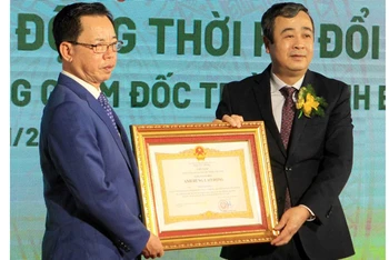 Bí thư Tỉnh ủy Thái Bình Ngô Đông Hải (bên phải) trao danh hiệu Anh hùng Lao động cho ông Trần Mạnh Báo, Chủ tịch HĐQT Tập đoàn ThaiBinh Seed.