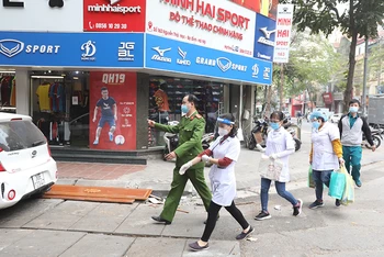Cán bộ y tế quận Ba Đình (Hà Nội) làm công tác phòng, chống dịch tại các khu dân cư.
