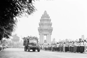 Hàng chục nghìn người dân Thủ đô Phnom Penh đứng dọc hai bên đường, lưu luyến tiễn đưa quân tình nguyện Việt Nam hoàn thành nghĩa vụ quốc tế, lên đường trở về nước. (Ảnh: TTXVN)