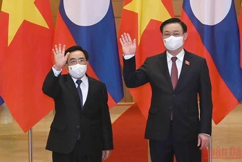 Chủ tịch Quốc hội Vương Đình Huệ và Thủ tướng Lào Phankham Viphavanh.