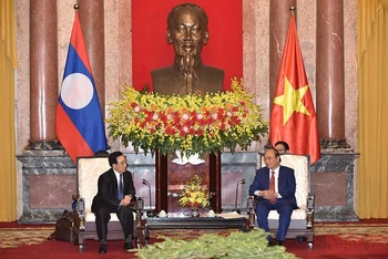 Chủ tịch nước Nguyễn Xuân Phúc tiếp Thủ tướng Lào Phankham Viphavanh. (Ảnh: TRẦN HẢI)