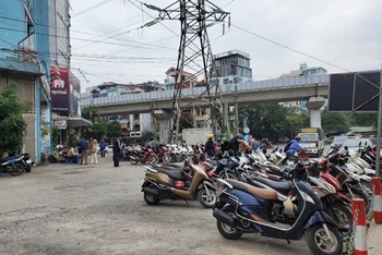 Bãi trông giữ xe tại 168 Hào Nam phục vụ khách đi tàu điện Cát Linh-Hà Đông