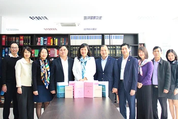 Phó trưởng Ban Tuyên giáo Trung ương Lê Hải Bình cùng lãnh đạo Nhà xuất bản Chính trị quốc gia Sự thật và lãnh đạo Học viện Ngoại giao.