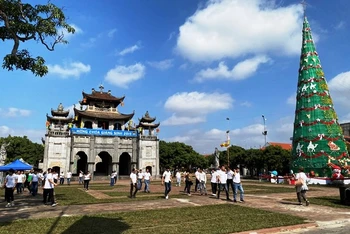 Nhà thờ đá Phát Diệm, thuộc huyện Kim Sơn (Ninh Bình).