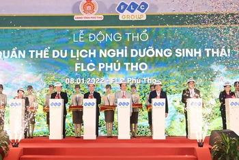 Các đại biểu động thổ khởi công quần thể du lịch nghỉ dương sinh thái FLC Phú Thọ.