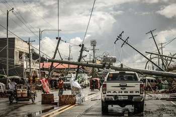 Cột điện bị quật đổ sau khi bão Rai đổ bộ vào thành phố Surigao, tỉnh Surigao del norte, Philippines, ngày 19/12/2021. (Ảnh: AFP/TTXVN)
