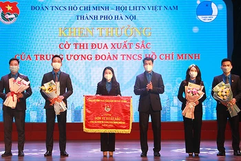 Đồng chí Ngô Văn Cương, Bí thư Trung ương Đoàn (thứ 3 từ phải sang) trao Cờ thi đua tặng Thành đoàn Hà Nội trong khuôn khổ hội nghị.