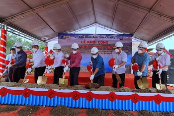 Các đại biểu thực hiện nghi thức khởi công công trình hồ chứa nước ngọt ở U Minh hạ.