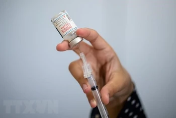 Nhân viên y tế chuẩn bị tiêm vaccine phòng Covid-19 của hãng dược Moderna cho người dân tại New York, Mỹ. (Ảnh: AFP/ TTXVN)