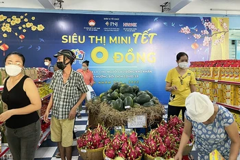 Người có hoàn cảnh khó khăn của quận Phú Nhuận sắm Tết tại siêu thị 0 đồng. 