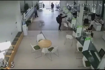 Hình ảnh tên cướp trong phòng giao dịch ngân hàng được camera ghi lại.