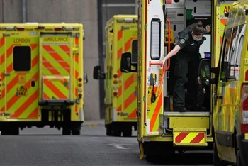 Nhân viên y tế trên xe cấp cứu bên ngoài Bệnh viện Hoàng gia London, Anh, ngày 7/1/2022. (Ảnh: REUTERS)