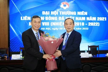 Ông Trần Quốc Tuấn (trái) giữ chức Quyền Chủ tịch VFF.
