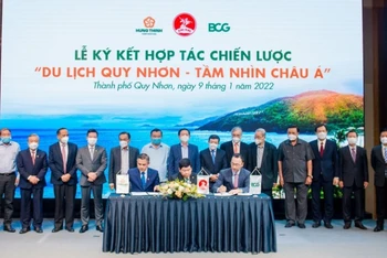 Nghi thức ký kết hợp tác chiến lược “Du lịch Quy Nhơn-Tầm nhìn châu Á” tại thành phố Quy Nhơn, tỉnh Bình Định.