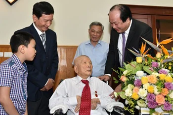 Bộ trưởng, Chủ nhiệm Văn phòng Chính phủ Mai Tiến Dũng hỏi thăm sức khỏe đồng chí Nguyễn Côn hồi năm 2017. (Ảnh: Văn phòng Chính phủ/TTXVN)