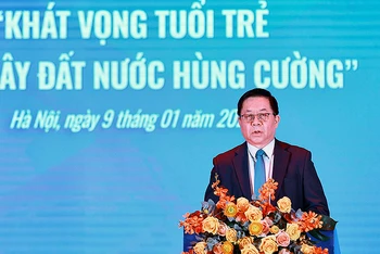 Đồng chí Nguyễn Trọng Nghĩa phát biểu ý kiến tại chung kết Liên hoan.