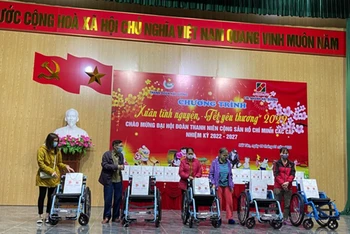 Đại diện gia đình người khuyết tật ở phường Hải Tân nhận xe lăn tại chương trình “Xuân tình nguyện- Tết yêu thương.